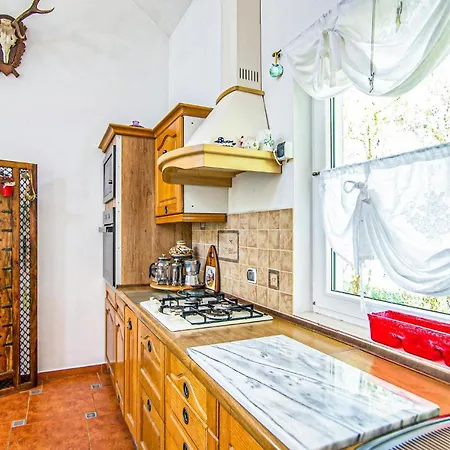 Pet Friendly In With Kitchen *